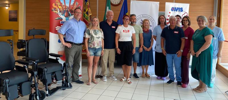 Donate due carrozzine speciali al Centro Anziani in memoria dell'ex vicepresidente Angelo